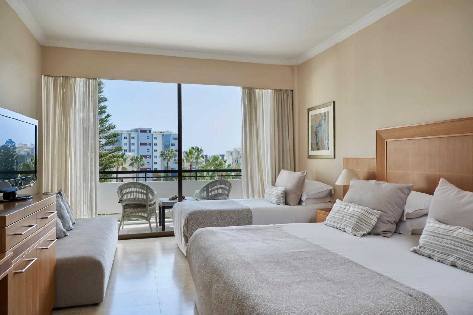 Atlantica Oasis Hotel Limassol Luaran gambar